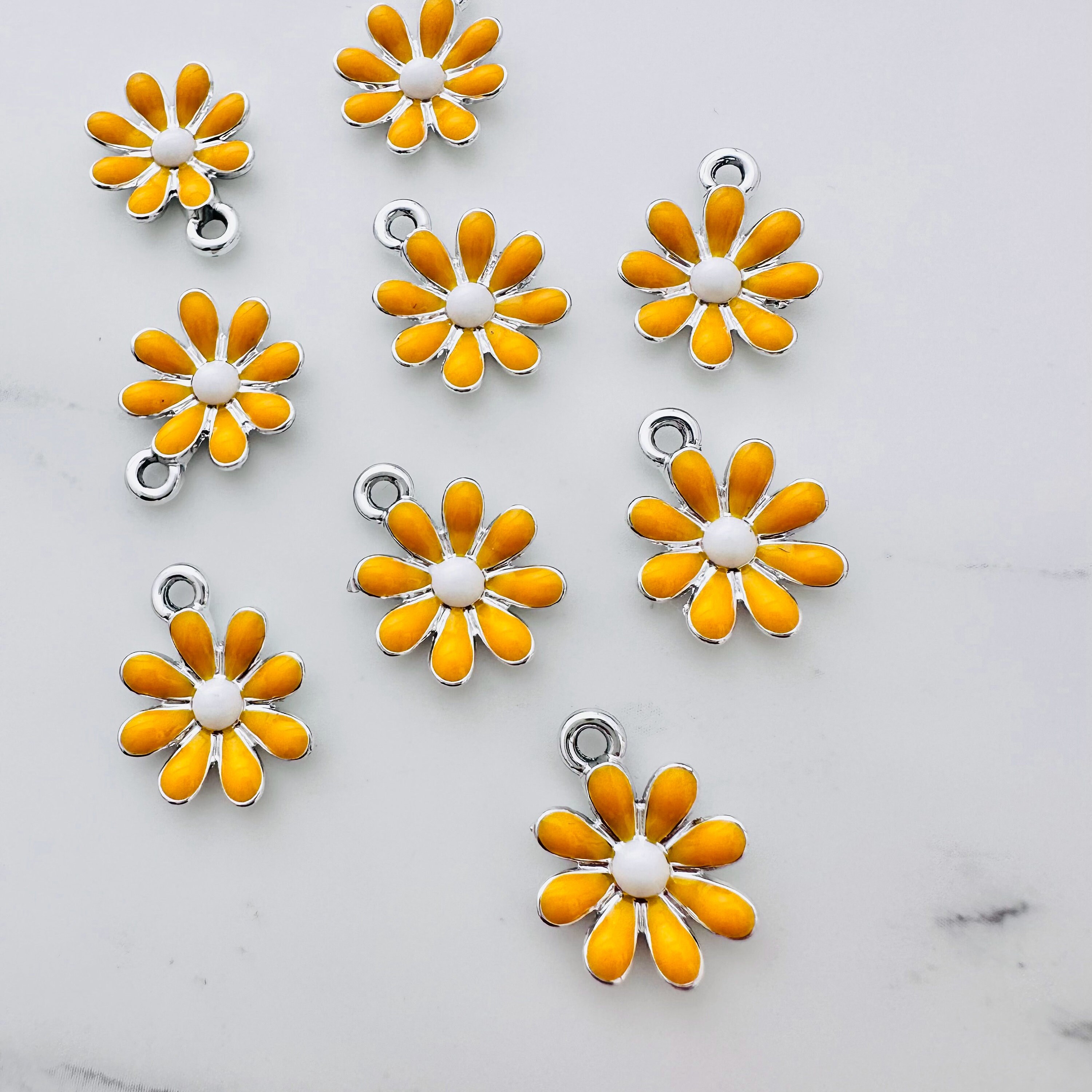 10 X Enamel Daisy Charms - 17x14mm - Etsy