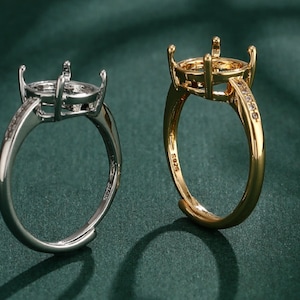 Peut inclure: Deux bagues en argent et en or avec un sertissage pour une pierre. Les bagues sont serties de petites pierres claires autour du sertissage.
