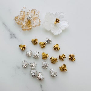 30 , Flat Back , 5mm Flower Center, Pistil and Stamen, Gold/Silver plated