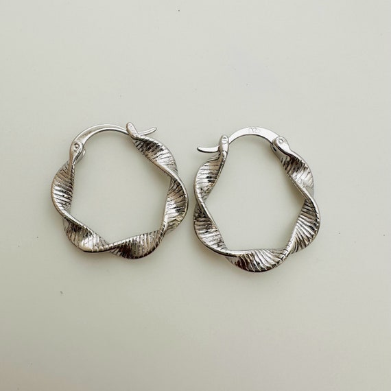 ツイストフープイヤリング - 25 x 24 mm - ペア - Etsy 日本
