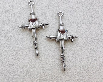 10. クロスチャーム - 32 x 17 mm