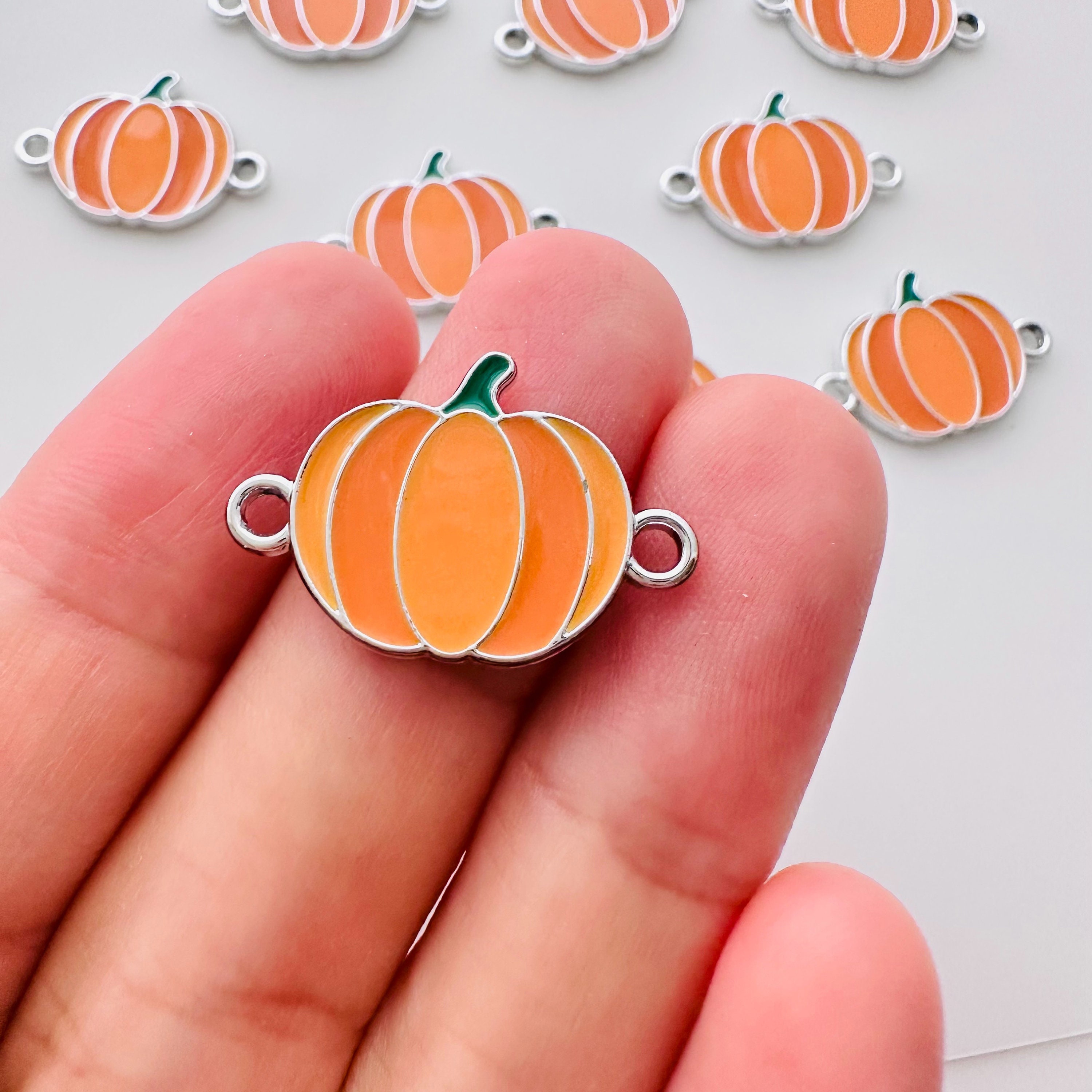 ✭*:゜ぱんぷきん❸点゜:*✭ 10個 - パンプキンチャーム - 15 x 22 mm - Etsy 日本