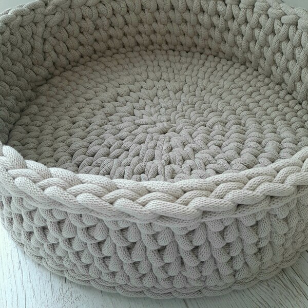 Soft and cotton bed for cat, dog or other animal, crochet basket, eco friendly product, handmade accessories for pets.
