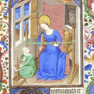 Puede incluir: Una p&aacute;gina de manuscrito iluminado medieval que representa a una mujer con un vestido azul hilado de lana con un huso. Una ni&ntilde;a peque&ntilde;a se sienta a su lado, tambi&eacute;n hilado de lana. El texto de la imagen dice "ntomaata et metanum be nedita lingu lans atus inco".