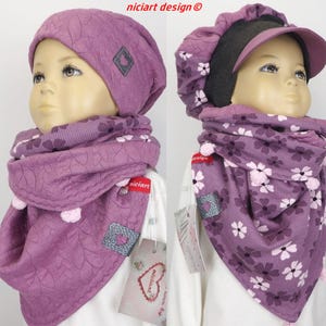 Puede incluir: Dos gorros y bufandas de invierno para ni&ntilde;os en color morado con un patr&oacute;n floral. Los gorros son ambos gorros de lana, uno con un parche en forma de diamante y el otro con una visera. Las bufandas son ambas triangulares y tienen pompones.
