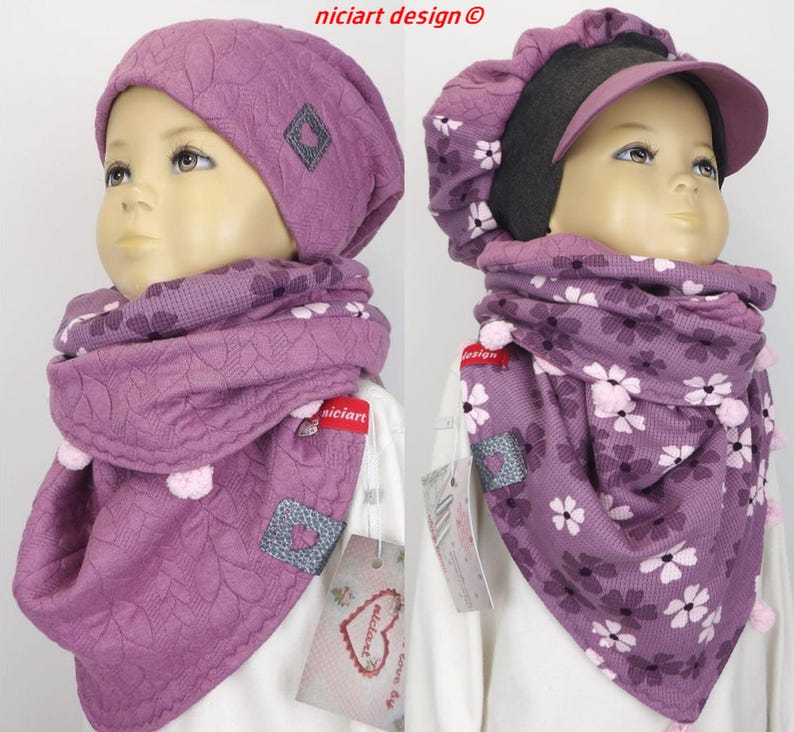 Puede incluir: Dos gorros y bufandas de invierno para ni&ntilde;os en color morado con un patr&oacute;n floral. Los gorros son ambos gorros de lana, uno con un parche en forma de diamante y el otro con una visera. Las bufandas son ambas triangulares y tienen pompones.