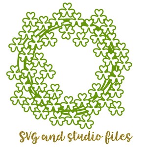 Puede incluir: Una corona de trébol verde sobre un fondo blanco. La corona está hecha de muchos tréboles, y el texto "SVG and studio files" está escrito en purpurina dorada en la parte inferior de la imagen.
