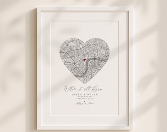 Może przedstawiać: Biała oprawiona grafika z motywem mapy w kształcie serca. Mapa ma czerwony znacznik i tekst "Where it all began...". Poniżej znajdują się imiona, data i fraza "Always & Forever".