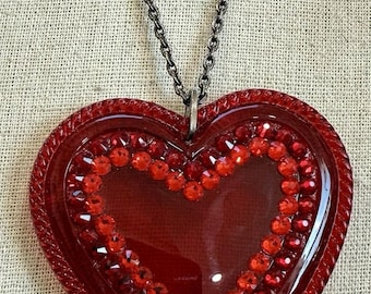 ¡Collar grande en forma de corazón de lucita roja con cristales de Swarovski de Tarina Tarantino!