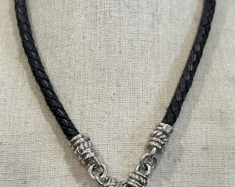 ¡Colgante realzador de corazón de JUDITH RIPKA, circonita cúbica y plata de ley, con collar de cuerda de cuero!