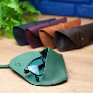 Aangepaste bril case, monogram zonnebril sleeve, gegraveerde bril geval, gepersonaliseerde cadeau voor hem, zachte lederen bril houder voor haar
