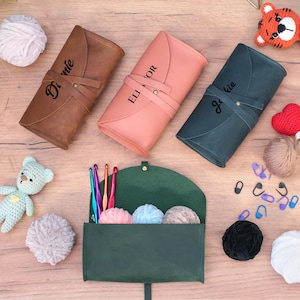 Custodia personalizzata per uncinetto, organizer personalizzato per ferri da maglia, porta uncinetto da viaggio in pelle, regalo di artigianato per gli amanti del lavoro a maglia