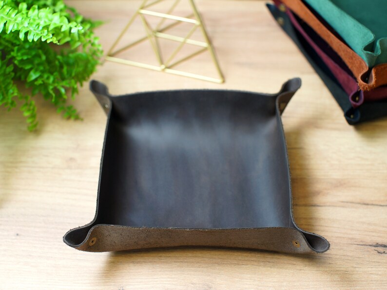Vassoio di ritiro e riconsegna auto personalizzato, vassoio catchall in pelle, regali personalizzati in pelle, organizzatore di scrivania da ufficio personalizzato, vassoio di ritiro e riconsegna auto inciso per uomo Dark Brown