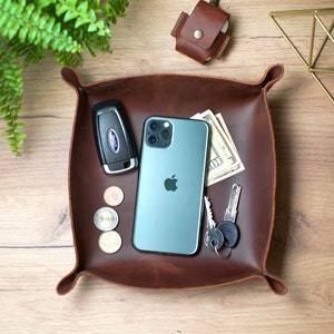 Vassoio di ritiro e riconsegna auto personalizzato, vassoio catchall in pelle, regali personalizzati in pelle, organizzatore di scrivania da ufficio personalizzato, vassoio di ritiro e riconsegna auto inciso per uomo immagine 4