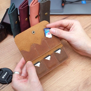 レザー SD カードケース、パーソナライズされたメモリ カード ホルダー、写真家へのギフト、カスタム SD カード ストレージ ウォレット、女性へのクリスマス ギフトのアイデア