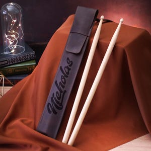 Sac personnalisé pour baguettes, Sac en cuir personnalisé pour baguettes, Cadeaux pour batteur, Étui porte-pilons gravé, Cadeau personnalisé pour musicien Dark Brown