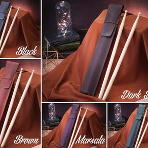 Puede incluir: Cinco estuches de cuero para baquetas en diferentes colores: negro, marr&oacute;n, marr&oacute;n oscuro, marsala y verde. Cada estuche tiene dos baquetas de madera en su interior.