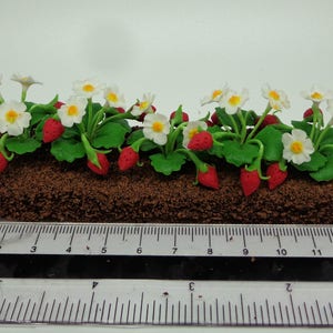 1:12 Strip Of Strawberry Dolls House Miniature Fruit  Garden Accessory