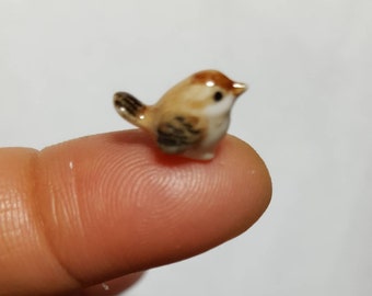 Le plus petit animal de compagnie en céramique de collection peint à la main d'oiseau de jardin en céramique de troglodyte miniature, ornement