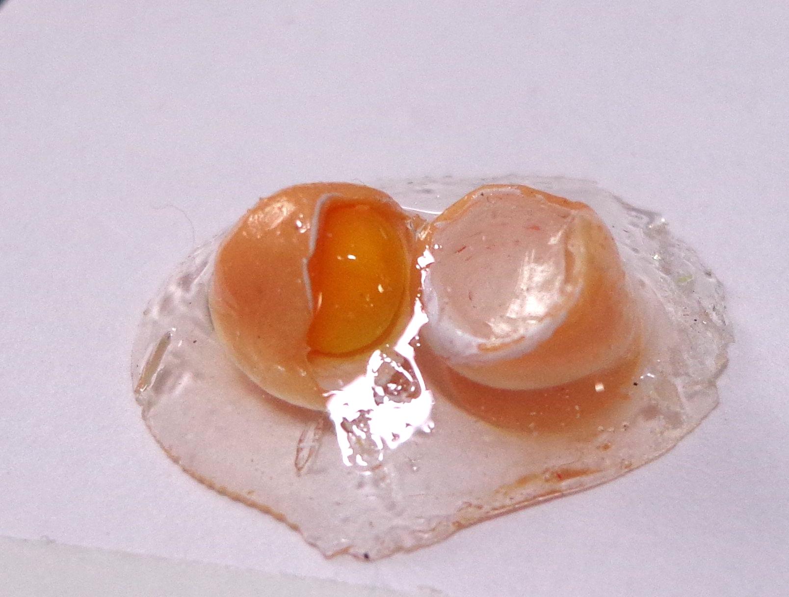 Padella con uova per casa delle bambole in scala 12 - Italia