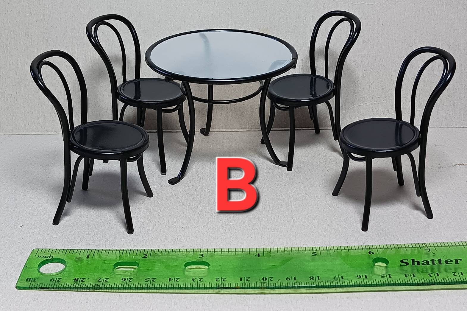 3 Miniatur-Stühle Aus Metall – Schwarze Bistro-/Gartenstühle Im Maßstab 1:12 Für Puppenhaus & Deko