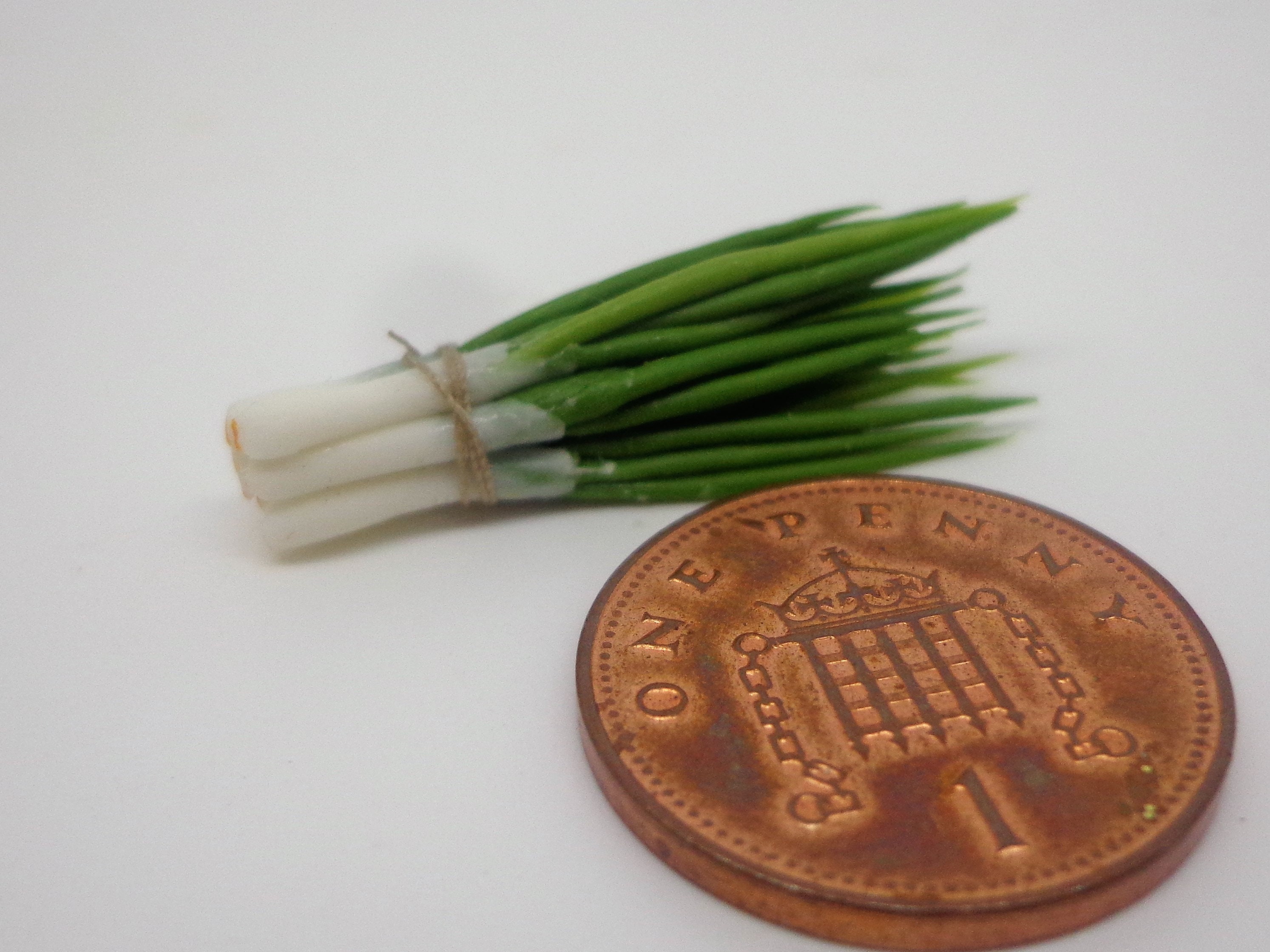 1:12 Scale Bunch Of 6 Spring Onions Tumdee Dolls House Miniature Vegetable Food 