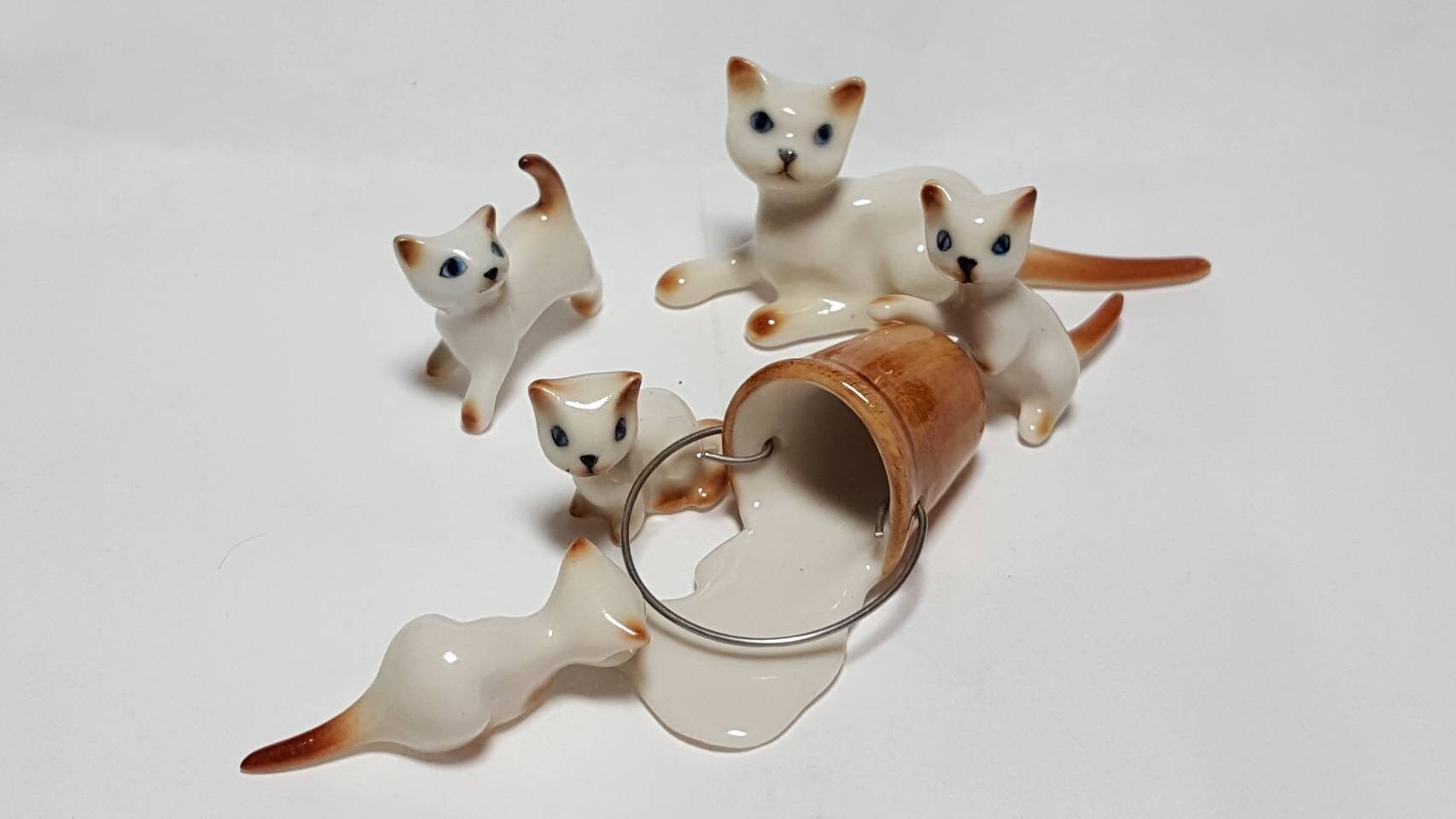 1;12 Scale Ceramic Mom + 4 Kitten & Spilt Milk Bucket Dollhouse