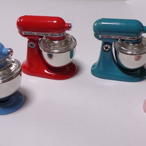 Mezclador de metal a escala 1:12 con tazón en miniatura extraíble para casa de muñecas y tapa de plástico transparente Panadería y cocina