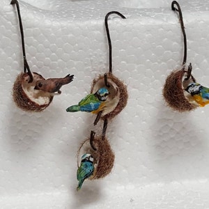 1;12 Scale  Dollhouse Bird Feeding On Coconut  Dolls House Garden Bird