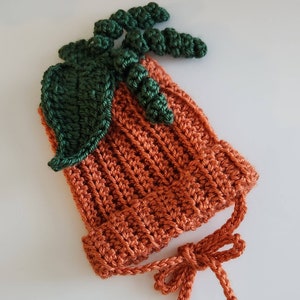 Puede incluir: Un gorro de beb&eacute; de ganchillo hecho a mano con forma de calabaza. El gorro es naranja con hojas y tallo verdes. Un lazo naranja a juego est&aacute; atado debajo de la barbilla. El gorro est&aacute; hecho de hilo suave.