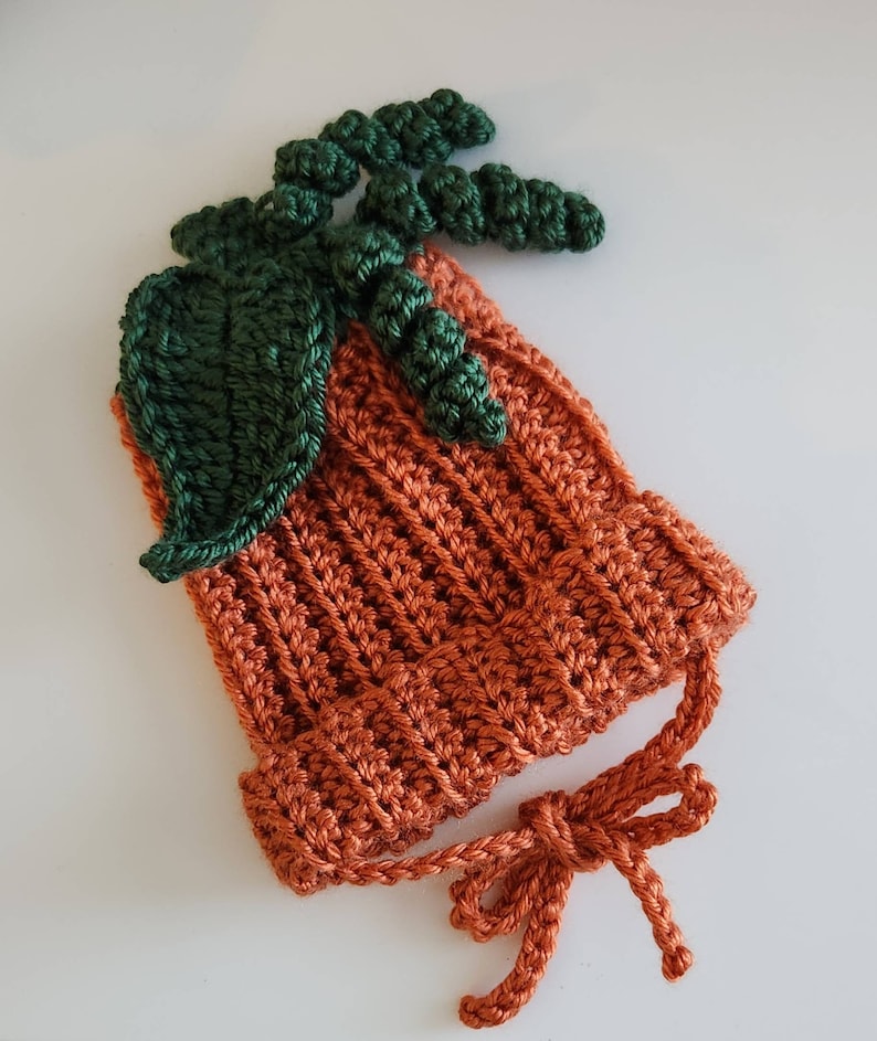 Puede incluir: Un gorro de beb&eacute; de ganchillo hecho a mano con forma de calabaza. El gorro es naranja con hojas y tallo verdes. Un lazo naranja a juego est&aacute; atado debajo de la barbilla. El gorro est&aacute; hecho de hilo suave.