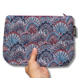 Bolsa de maquiagem ou estojo Liberty 'Peacock Parade'. Bolsa com zíper com padrão de penas Deco/Nouveau/bolsa de cosméticos. Presente de tecido com arte retrô Gatsby.