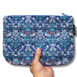 Bolsa de maquiagem Liberty 'Strawberry Thief', bolsa de cosméticos ou estojo de lápis. Tecido William Morris Birds, Fruit & Flowers. Bolsa com zíper floral.
