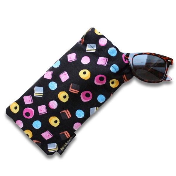 Bolsa de gafas de sol Retro Kitsch Candy. Estuche para gafas Regaliz Dulces Todo Surtido. Accesorio de verano suave y acolchado. Regalo novedoso y divertido de regaliz.