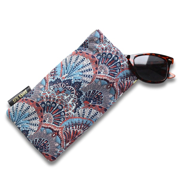 Étui à lunettes de soleil Liberty « Peacock Parade ». Grande pochette à lunettes rembourrée. Plume de paon, accessoire de vacances en tissu Art déco ou cadeau de lecture