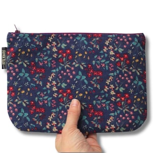 Bolsa de algodão com zíper floral vintage dos anos 60. Linda bolsa de maquiagem com flores, estojo de lápis ou bolsa de cosméticos. Carteira reutilizada, Slow Fashion.