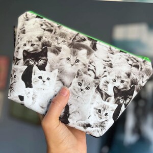 Grande bolsa com zíper, bolsa de maquiagem/lavagem em caixa. Gatinhos retrô, gatos kitsch, carteira/bolsa fofa e kawaii com zíper. Presente divertido e inovador para amantes de animais de estimação/animais