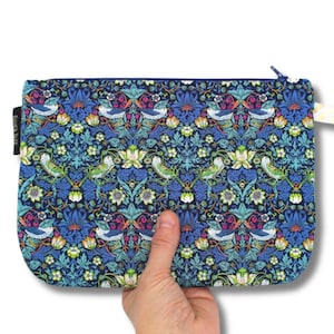 Bolsa com zíper Liberty 'Strawberry Thief', bolsa de maquiagem, estojo para lápis. Bolsa de cosméticos William Morris Floral/ Bird. Carteira de armazenamento acolchoada com zíper.