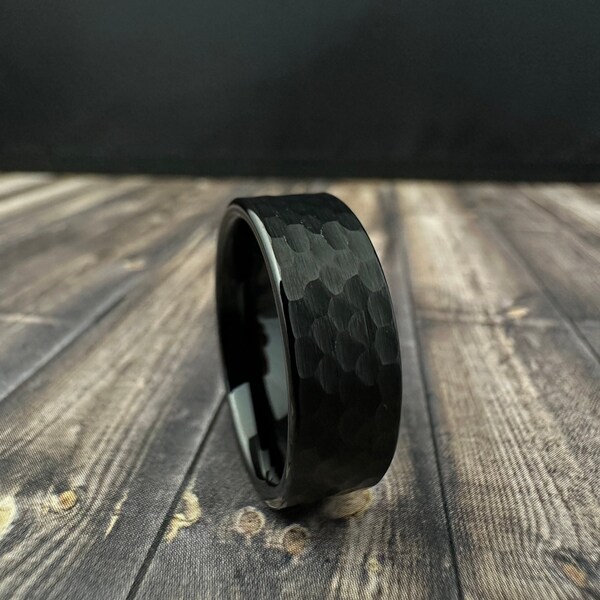 Anillo de tungsteno con acabado martillado y corte de tubo negro cepillado de 8 mm para hombre