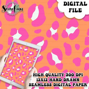 Puede incluir: Un papel digital con un patrón sin costuras de manchas de leopardo rosas sobre un fondo naranja. El patrón es de 12x12 pulgadas y 300 DPI. El texto "DIGITAL FILE" está en una nube blanca en la parte superior de la imagen.