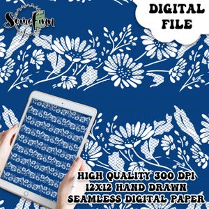 Puede incluir: Un papel digital con un patrón sin costuras de flores blancas sobre un fondo azul oscuro. El patrón es de 12x12 pulgadas y 300 DPI. El texto "HIGH QUALITY 300 DPI 12X12 HAND DRAWN SEAMLESS DIGITAL PAPER" está en la parte inferior de la imagen.
