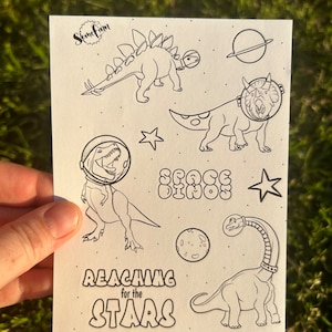 Color Me stickervellen, Space Dinos Coloring Stickers, kleur je eigen sticker, feestartikelen voor kinderen verjaardagsfeestjes, knutselen voor kinderen, jongen