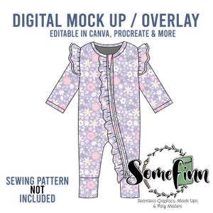 Può includere: Una tutina a maniche lunghe con motivo floreale viola chiaro, fiori rosa e bianchi, spalle con volant e una cerniera frontale verticale con bordo a volant. Testo: DIGITAL MOCK UP / OVERLAY, SEWING PATTERN NOT INCLUDED, SomeFinn.