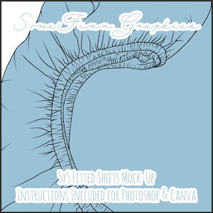 Könnte beinhalten: Ein blaues Spannbettlaken-Mockup mit weißem Hintergrund. Das Laken ist oben zusammengezogen und der Text "5x5 Fitted Sheets Mock-Up" und "Instructions Included for Photoshop & Canva" befindet sich unten.