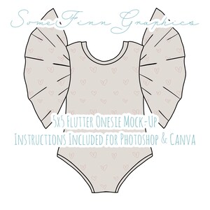 Puede incluir: Un body beige con estampado de corazones y mangas de volantes. El body tiene un escote redondo y broches en la entrepierna. El texto "5x5 Flutter Onesie Mock-Up" y "Instructions Included for Photoshop & Canva" están impresos en el body.