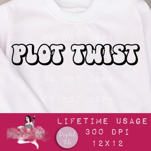 以下が含まれることがあります： 白いTシャツに、黒い文字で「PLOT TWIST」と書いてあります。文字は、泡のようなフォントで書かれています。文字はTシャツの中央に配置されています。Tシャツのサイズは12インチ×12インチで、解像度は300DPIです。