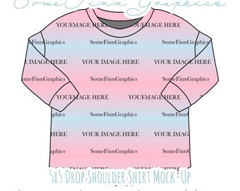 Puede incluir: Una camiseta de manga larga con hombros caídos y un patrón degradado en rosa y azul. La prenda tiene texto superpuesto que dice SomeFinnGraphics y YOUR IMAGE HERE. El texto inferior dice 5x5 DROP SHOULDER SHIRT MOCK-UP INSTRUCTIONS INCLUDED FOR PHOTOSHOP & CANVA.