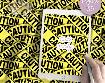 Peut inclure: Un fichier numérique présentant un motif répétitif de ruban de signalisation jaune avec le mot CAUTION imprimé en noir. Une tablette affiche le motif avec des textes superposés indiquant Digital File, 12x12, 300dpi et High Quality, Hand Drawn Seamless File.