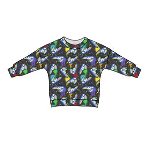 Pode incluir: Camisola preta com um padr&atilde;o de respingos de tinta colorida com t&eacute;nis. Os t&eacute;nis s&atilde;o em v&aacute;rios tons de azul, verde, amarelo e roxo.
