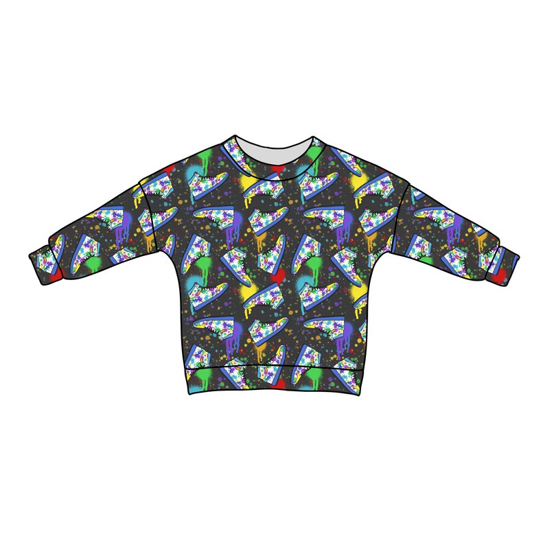 Pode incluir: Camisola preta com um padr&atilde;o de respingos de tinta colorida com t&eacute;nis. Os t&eacute;nis s&atilde;o em v&aacute;rios tons de azul, verde, amarelo e roxo.